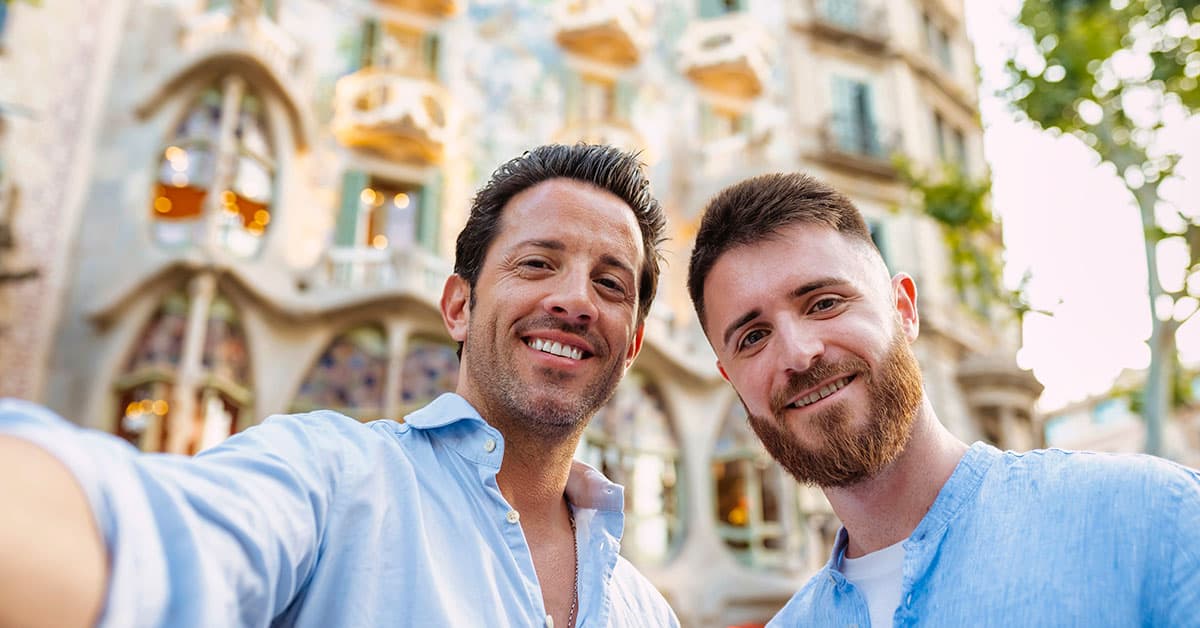 Agentes Inmobiliarios en Barcelona: Guía Completa para Encontrar las Mejores Inmobiliarias Barcelona y su mercado inmobiliario son como ese laberinto del Parc del Laberint d'Horta, pero con pisos y precios que te marean. Si andas pensando en comprar, vender o alquilar, seguro que ya te has dado cuenta: tener un agente inmobiliario que sepa lo que hace cambia todo el panorama. Esta guía nace porque yo mismo he pasado por ahí, y quiero compartir contigo las claves para dar con ese profesional que realmente te va a sacar las castañas del fuego en tu aventura inmobiliaria barcelonesa. ¿Cómo encontrar agentes inmobiliarios de confianza en Barcelona? Mira, buscar agente inmobiliario en Barcelona puede ser como buscar una aguja en un pajar del tamaño del Camp Nou. Hay tantas opciones que uno acaba mareado. Mi consejo, después de haber pasado por esto varias veces, es que te tomes tu tiempo para investigar las agencias que operan en la ciudad. Barcelona tiene un mercado que va a mil por hora, y eso juega a tu favor: los profesionales que realmente saben hacer su trabajo destacan porque sus clientes hablan bien de ellos y sus resultados están ahí para quien quiera verlos. Empieza echando un ojo a Idealista, Fotocasa y compañía. Ahí vas a pillar rápido qué inmobiliarias tienen más movimiento y qué tipo de propiedades manejan en cada barrio. Pero aquí viene mi consejo de veterano: pásate por las oficinas en persona. Ya sé, ya sé, en plena era Instagram parece del pleistoceno, pero ese primer contacto cara a cara vale mil correos electrónicos. ¿Te atienden con una sonrisa genuina o con cara de póker? ¿Te escuchan de verdad o ya están pensando en su comisión? ¿Te presionan o te dan espacio para pensar? Esas primeras impresiones rara vez fallan, y si algo huele raro desde el principio, mejor buscar en otro sitio. ¿Qué cualidades debe tener un buen agente inmobiliario en Barcelona? Un agente que merezca tu tiempo (y tu dinero) en Barcelona necesita tener ciertas características que lo separen del montón. La experiencia pesa, y pesa mucho. Alguien que lleva años pateándose la ciudad sabe perfectamente cuándo un ático en Diagonal está sobrevalorado o cuándo hay una ganga escondida en Sant Andreu. Pero cuidado, que los años solos no hacen al maestro. La honestidad es algo en lo que no puedes ceder ni un milímetro. Un profesional de los buenos te va a cantar la verdad, aunque duela. ¿El piso da a un patio interior oscuro? Te lo dice. ¿Los vecinos del tercero tienen fiestas cada viernes? También. ¿La zona está gentrificándose y los precios van a subir? Pues igual. Esta transparencia vale su peso en oro en un sector donde muchos te quieren vender hasta el aire que respiras. Me encanta cuando un agente escucha de verdad, no solo espera su turno para hablar. Una cosa es soltar "busco piso de dos habitaciones cerca del metro" y otra muy diferente es que capte que trabajas desde casa y necesitas silencio, o que tu pareja es celíaca y necesitas tiendas especializadas cerca. Los mejores agentes son casi psicólogos - leen entre líneas y entienden lo que realmente necesitas, aunque ni tú mismo lo tengas del todo claro. Y vamos con lo práctico: el tema legal en Barcelona tiene más vueltas que la Sagrada Familia. Un agente que domina los entresijos burocráticos te va a evitar mil problemas. La cédula de habitabilidad, el certificado energético, las licencias turísticas si vas por ahí... Son detalles que pueden convertir tu sueño en pesadilla si no los controlas. Y la disponibilidad, amigo, la disponibilidad es clave. He visto pisos volarse en cuestión de horas porque el agente contestó tarde un WhatsApp. En este mercado tan loco, quien duerme no pilla piso. ¿Dónde buscar recomendaciones sobre agencias inmobiliarias en Barcelona? Las redes sociales se han convertido en el nuevo bar del barrio para cotillear sobre inmobiliarias. En los grupos de Facebook tipo "Pisos en Barcelona" o "Alquiler Barcelona sin agencia" la gente no tiene pelos en la lengua. Te cuentan sin filtros si tal agencia les cobró de más, si el agente Pepito les mintió sobre las humedades, o si María de tal inmobiliaria les consiguió un chollo. LinkedIn también tiene lo suyo - los agentes que se lo curran suelen tener recomendaciones de clientes reales que puedes contrastar. Los foros especializados son otra mina de información. En Rankia o ForoCoches (sí, también hablan de pisos) encuentras hilos larguísimos donde la gente comparte sus experiencias. Los propios portales inmobiliarios tienen sistemas de valoraciones que, aunque hay que cogerlos con pinzas, te dan una idea general. Si una agencia tiene dos estrellas de cinco... algo falla, seguro. Pero lo que nunca pasa de moda es el clásico "oye, ¿tú conoces a alguien?". Pregunta a tu primo, a tu compañera del curro, al del bar de la esquina. Si alguien ha comprado o alquilado hace poco en Barcelona, su experiencia es oro puro. No hay review de Google que valga más que el "mira, a mí me fue genial con estos" de alguien de confianza. Agencias como Yapiso, BCN Advisors o Engel & Völkers suelen tener testimonios verificables en sus webs. Está bien echarles un vistazo, aunque ya sabes que nadie pone las críticas malas en su propia web. El Colegio de Agentes de la Propiedad Inmobiliaria de Barcelona (COAPI) tiene un directorio de agentes colegiados que, como mínimo, garantiza que tienen la formación requerida y siguen un código deontológico. No es garantía de que sean los mejores, pero al menos sabes que no son unos piratas. ¿Por qué es importante contar con asesores inmobiliarios en Barcelona con experiencia? Tener un asesor con tablas en Barcelona es como tener un sherpa en el Everest - conoce cada risco, cada trampa, cada atajo. Estos veteranos han vivido la burbuja del 2008, la crisis que vino después, los alquileres por las nubes del 2019, el parón del COVID... Han visto el mercado hacer de todo y tienen ese sexto sentido que solo da el tiempo. Te van a evitar meteduras de pata que ni sabías que existían. Un agente con años en esto tiene una agenda que es puro oro. Conoce al notario que no te hace esperar tres semanas, al arquitecto que detecta problemas estructurales a simple vista, al gestor que te tramita el NIE en dos días, al del banco que te consigue esa hipoteca cuando todos los demás te dicen que no. Esta red de contactos convierte un proceso que podría ser una tortura en algo llevadero, casi diría que hasta agradable. La legislación catalana en temas de vivienda cambia más que el tiempo en abril. Un profesional veterano no solo está al día, sino que puede anticipar cómo te van a afectar los cambios. ¿Que van a limitar los precios del alquiler en tu zona? ¿Que cambian las deducciones por compra de vivienda habitual? Ellos ya lo saben y te lo explican en cristiano, sin jerga legal que te deje igual que estabas. Y algo fundamental: saben poner precio a las cosas. No es cuestión de tirar dados. Conocen el mercado al dedillo, saben que ese piso vale X porque el del quinto se vendió por Y hace dos meses, porque la zona está mejorando, porque van a abrir una nueva línea de metro... Si compras, no pagarás de más. Si vendes, no dejarás dinero en la mesa. Es matemática pura basada en experiencia real, no en corazonadas. ¿Qué servicios ofrecen las agencias inmobiliarias en Barcelona? Las inmobiliarias barcelonesas de hoy día son como navajas suizas - tienen una herramienta para cada necesidad. Lo básico sigue siendo conectar a quien vende con quien compra, pero la cosa ha evolucionado una barbaridad. Ahora es todo un ecosistema de servicios que te acompañan desde que piensas "quizás debería vender" hasta que tienes las llaves de tu nuevo hogar en la mano. La tasación ya no es mirar cuatro pisos por Internet y poner un precio. Hacen estudios de mercado serios, analizan comparables reales, evalúan el potencial de la zona... Recuerdo una agencia en Sarrià que me enseñó un informe de 20 páginas solo para justificar el precio de venta. Incluía desde el análisis demográfico del barrio hasta las previsiones de desarrollo urbanístico. Una pasada. El marketing inmobiliario se ha vuelto casi cinematográfico. Home staging para que tu piso parezca de revista, sesiones de fotos con drones para captar esa vista al Tibidabo, tours virtuales 3D para que los compradores puedan "pasear" por tu casa desde el sofá... He visto vídeos promocionales de pisos que parecen trailers de película. Y funciona - los pisos bien presentados se venden más rápido y por más dinero. Las visitas son todo un arte. Los buenos agentes saben crear ambiente, destacar lo positivo sin parecer vendedores de teletienda. "Fíjate en esta luz natural por las mañanas" suena mejor que "orientación este". Coordinan horarios imposibles, lidian con curiosos que solo quieren cotillear, filtran a los que realmente tienen intención de compra... Es un trabajo de chinos que requiere paciencia infinita. Muchas agencias grandes tienen departamentos legales propios, gestores, incluso acuerdos con empresas de reformas y mudanzas. Algunas hasta te ayudan con la decoración del piso nuevo. Las que trabajan con expatriados ofrecen servicios de relocation completos: desde buscar colegio para los niños hasta explicarte dónde comprar productos de tu país. Es un mundo dentro de otro mundo. ¿Cómo ayudan los agentes inmobiliarios en el proceso de compra y venta? Los agentes en Barcelona son como directores de orquesta en medio del caos de la compraventa. Para quien vende, el trabajo empieza mucho antes de poner el cartel de "se vende". Primero viene la tasación seria - nada de números sacados del sombrero. Comparan tu piso con otros del edificio, de la calle, del barrio... Tienen en cuenta si tienes ascensor (crucial en el Eixample con sus quintos sin ascensor), si la cocina está reformada, si el balcón da a Passeig de Gràcia o al patio interior... Todo suma o resta. El marketing es donde se nota la diferencia entre un profesional y un aficionado. Los buenos saben que cada piso tiene su comprador ideal y enfocan ahí los esfuerzos. ¿Un loft en Poblenou? Lo venden highlighting el rollo industrial-chic y lo publican donde miran los creativos y startuperos. ¿Un piso familiar en Les Corts? Destacan la cercanía a colegios y parques, y lo mueven por grupos de familias. Es pura estrategia. Para los compradores, el agente hace de filtro inteligente. En vez de perder sábados enteros viendo pisos que no tienen nada que ver con lo que buscas, ellos preseleccionan. Te ahorran ver ese "ático con terraza" que resulta ser un trastero con una claraboya, o ese "piso reformado" donde la reforma consiste en una mano de pintura hace 10 años. La negociación es donde un buen agente brilla. Saben leer el ambiente, cuándo el vendedor tiene prisa, cuándo hay otros interesados de verdad o es un farol... Consiguen ese descuento del 5% que tú solo jamás habrías logrado, o convencen al vendedor de que deje los muebles de la cocina incluidos. Son pequeñas victorias que suman mucho al final. Y cuando hay acuerdo, empieza el baile de papeles. Contrato de arras (con sus mil cláusulas), coordinar con el notario (que siempre está hasta arriba), conseguir todos los documentos... El agente se encarga de que nada se tuerza. Te explica qué estás firmando, cuánto vas a pagar de impuestos (prepárate para el susto del ITP), te avisa si hay alguna carga sobre la propiedad... Son los detalles que marcan la diferencia entre una compra tranquila y una con sorpresas desagradables. ¿Qué incluye el asesoramiento inmobiliario profesional? El asesoramiento profesional de verdad empieza con una charla larga donde te hacen preguntas que ni te habías planteado. ¿Piensas tener hijos en los próximos años? ¿Tu trabajo es estable? ¿Contemplas la posibilidad de alquilar si te mudas? No es cotilleo - cada respuesta perfila mejor qué necesitas realmente. He visto a gente llegar buscando un estudio en el Born y salir comprando un piso en Horta porque el asesor les hizo ver que su presupuesto daba para mucho más en otro barrio igual de bien conectado. Los estudios de mercado personalizados son fascinantes. Te enseñan gráficos de evolución de precios, mapas de calor con las zonas más demandadas, proyecciones basadas en los nuevos desarrollos urbanísticos... Un asesor me mostró una vez cómo la futura L9 del metro iba a revalorizar ciertas zonas de Santa Coloma. Dos años después, los precios habían subido un 15%. El tío era un visionario. El apartado fiscal y legal es donde muchos patinamos si vamos solos. ¿Sabías que si reinviertes la venta de tu vivienda habitual en otra puedes ahorrarte un pico en impuestos? ¿O que alquilar sin declarar puede salirte carísimo si te pillan? Los asesores buenos te explican estas cosas antes de que metas la pata. Te dicen qué puedes deducirte, qué gastos son deducibles si alquilas, cómo tributa una herencia... La parte técnica es otro mundo. Un asesor con experiencia detecta a ojo problemas que tú ni verías. Esa mancha de humedad que "no es nada" puede ser una filtración del vecino de arriba que lleva años. Ese ruido de fondo constante resulta que es el extractor del restaurante de abajo que no para en todo el día. Las grietas que parecen superficiales a veces esconden problemas estructurales serios. Te cuentan la verdad, aunque a veces prefirieras no saberla. Para extranjeros, el servicio es todavía más completo. Les explican el rollo del NIE, las cuentas bancarias para no residentes, el tema del Golden Visa si vienen con pasta... Conozco agencias que tienen traductores jurados en plantilla y abogados especializados en derecho internacional. Les acompañan hasta al banco si hace falta, porque abrir una cuenta siendo extranjero puede ser un via crucis. ¿Ofrecen servicios personalizados según las necesidades del comprador? Las agencias que se han adaptado a los tiempos entienden que no hay dos compradores iguales. Ya pasó la época del "tengo justo lo que buscas" cuando claramente no tienen ni idea de lo que buscas. Ahora te hacen casi un psicoanálisis antes de enseñarte nada. Te preguntan por tus rutinas, tus hobbies, hasta por tu nivel de sociabilidad (no es broma, hay gente que busca específicamente edificios con poca comunidad para evitar líos vecinales). Los filtros de búsqueda se han vuelto súper específicos. ¿Necesitas que admitan tu San Bernardo de 60 kilos? Hay agencias que tienen bases de datos de edificios pet-friendly. ¿Tu hijo va al Colegio Alemán? Te buscan solo en zonas con buena conexión hasta allí. ¿Eres músico y necesitas insonorización? Conocen los edificios con mejor aislamiento acústico de la ciudad. Es casi como tener un algoritmo humano trabajando para ti. Con los compradores internacionales el nivel de personalización es extremo. No solo les buscan casa - les crean toda una red de apoyo. Desde el gestor para los papeles hasta el pediatra que habla su idioma. Conozco una agencia en Pedralbes que tiene un servicio de "city buddy" - alguien que literalmente acompaña a las familias expatriadas las primeras semanas para enseñarles dónde comprar, cómo funcionan los transportes, hasta dónde están los mejores parques para niños. Es un servicio premium, claro, pero para quien puede pagarlo es la diferencia entre aterrizar suave o a lo bruto. Las personas con movilidad reducida o necesidades especiales encuentran en algunas agencias un servicio que va más allá. No es solo buscar pisos sin barreras arquitectónicas (que ya es mucho en una ciudad con tantos edificios antiguos). Evalúan la accesibilidad real del barrio, la cercanía a servicios médicos especializados, incluso la actitud de las comunidades de vecinos hacia las adaptaciones necesarias. Es un trabajo minucioso que requiere sensibilidad y conocimiento específico. Los inversores son otro universo. Para ellos no es "un piso bonito" sino números, números y más números. Las agencias especializadas les preparan informes de rentabilidad que parecen tesis doctorales. Análisis de yields, comparativas con otros activos, proyecciones según diferentes escenarios de mercado... Incluso hay algunas que ofrecen servicios de property management posteriores - te compran el piso, te lo alquilan, te lo gestionan. Tú solo cobras cada mes. Es el sueño del inversor pasivo hecho realidad.